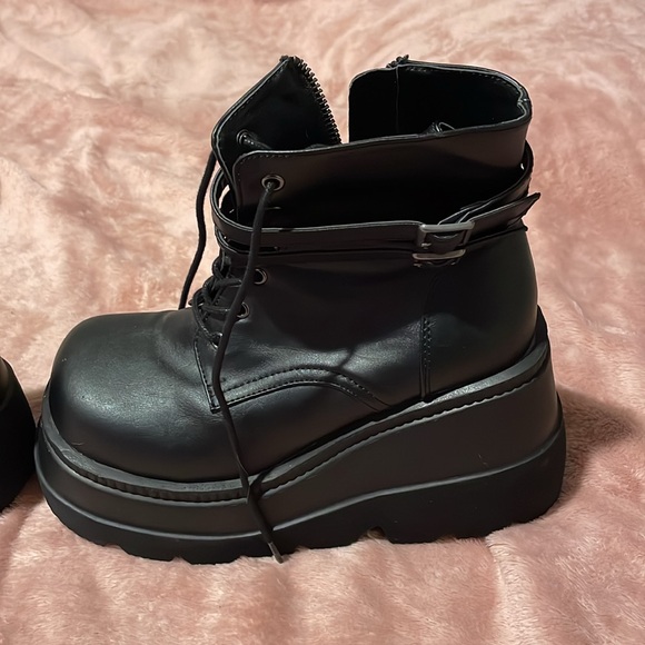 Black Demonia Shaker-52 - Picture 3 of 13